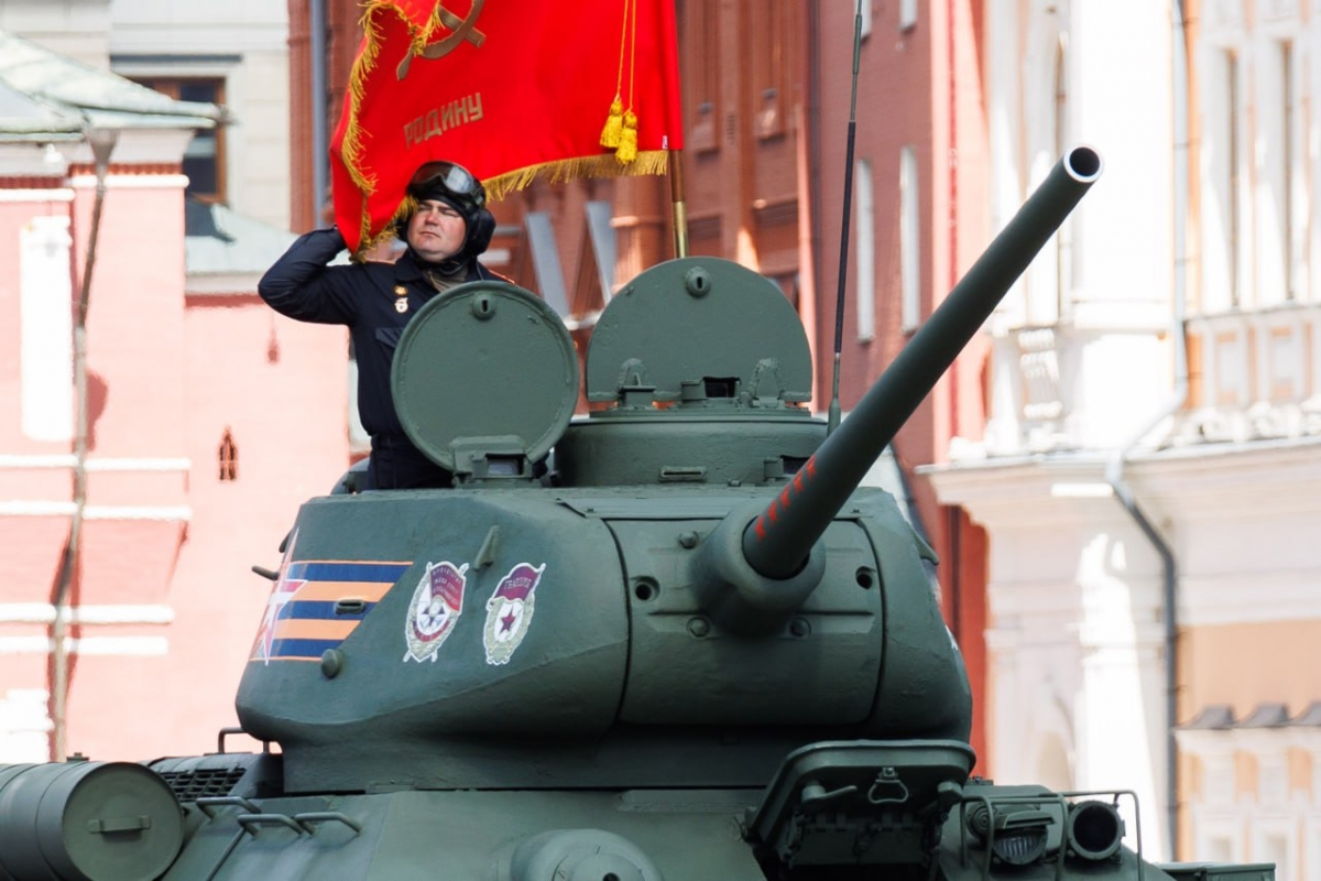 Легендарный Т-34 открыл прохождение техники на Красной площади