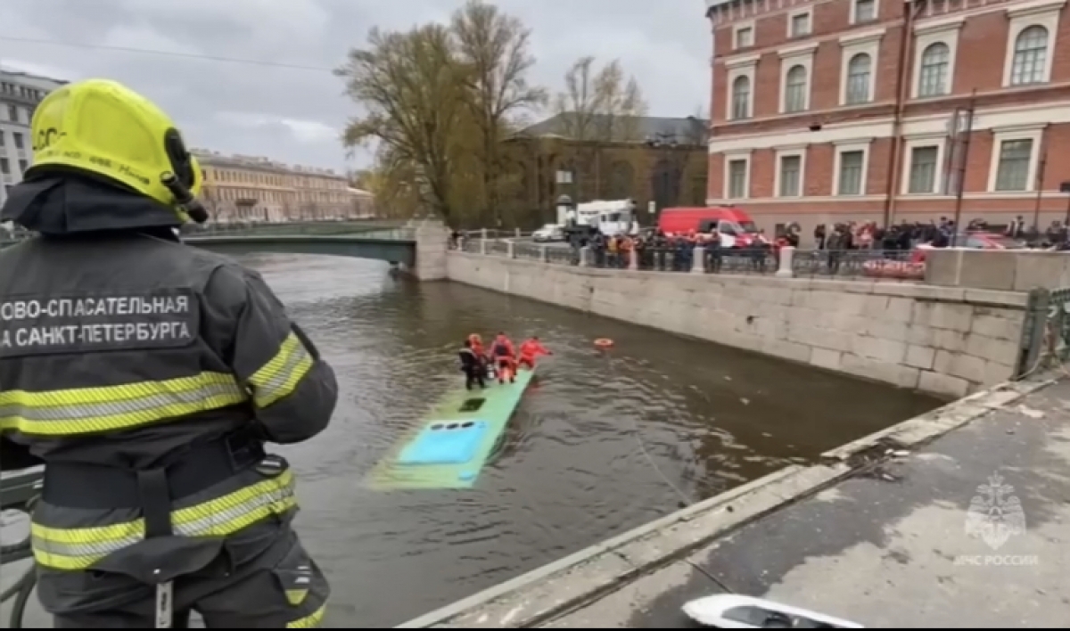 Около 70 спасателей работают на месте падения автобуса в реку в Петербурге