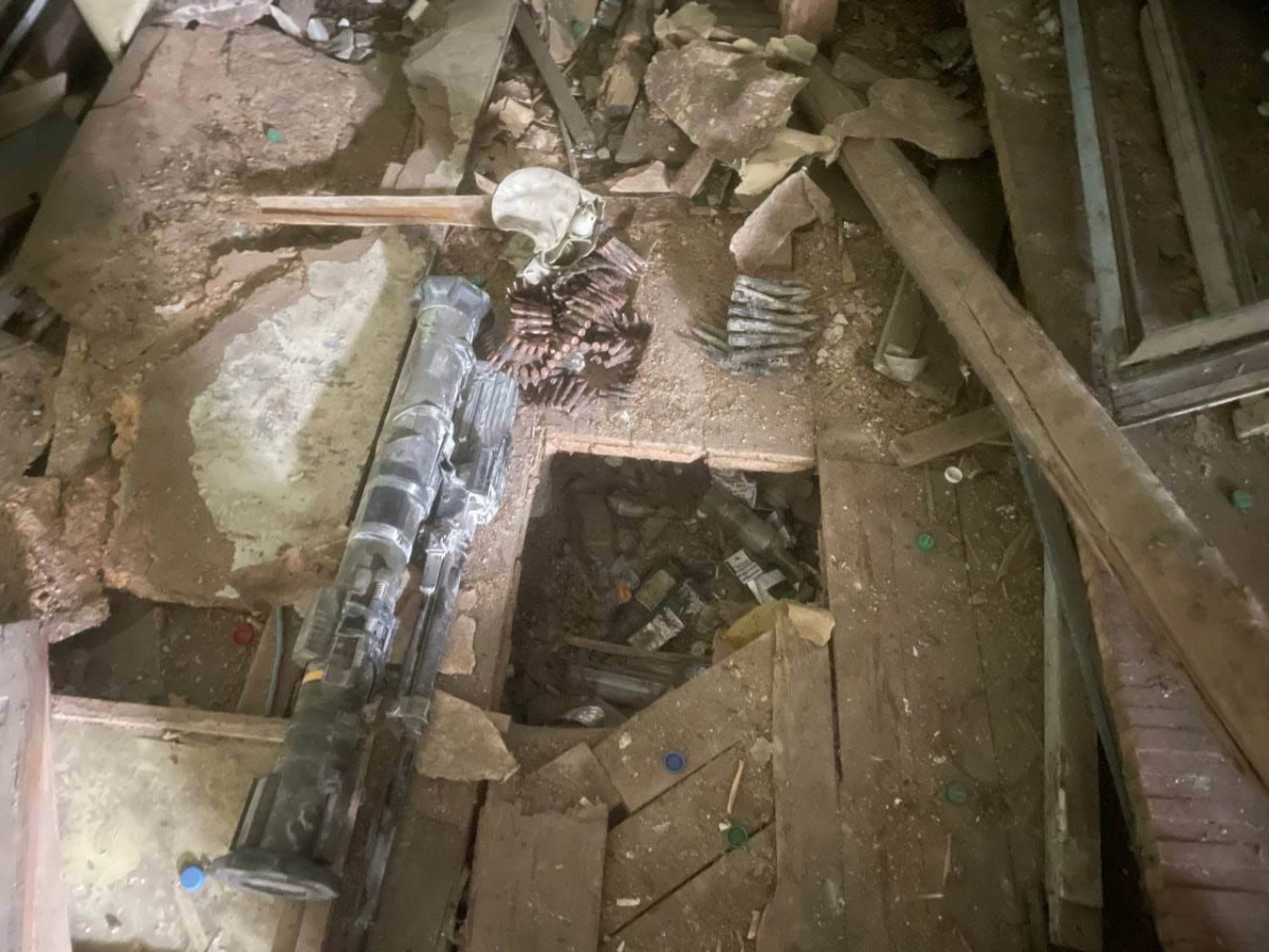 В ЛНР обнаружен схрон с иностранным оружием и формой ВСУ