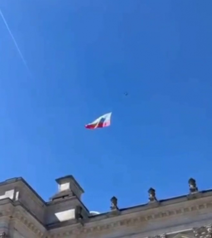 Неизвестный с помощью дрона поднял российский флаг над Рейхстагом