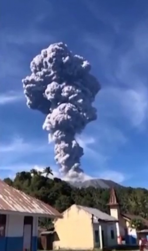 В Индонезии из-за извержения вулкана Ибу эвакуируют население трёх деревень