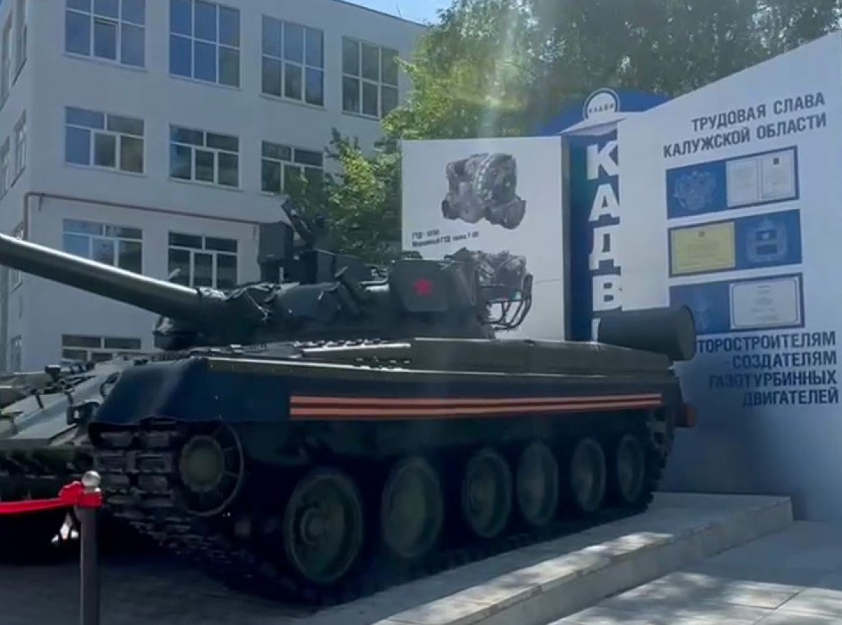 На калужском предприятии ОПК торжественно открыли памятник герою СВО - танку Т-80