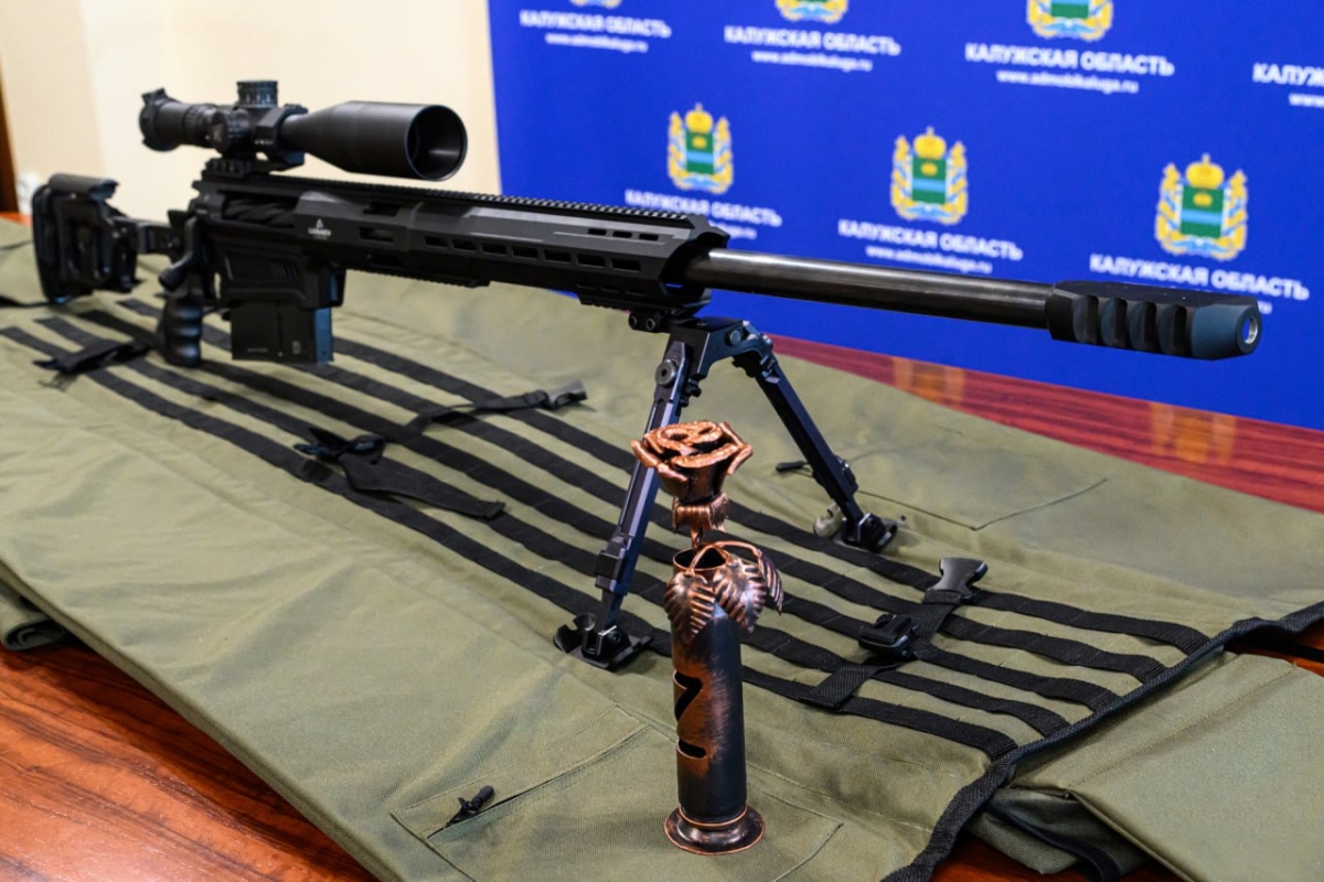 В Калуге передали бойцам СВО подарок от тарусских оружейников