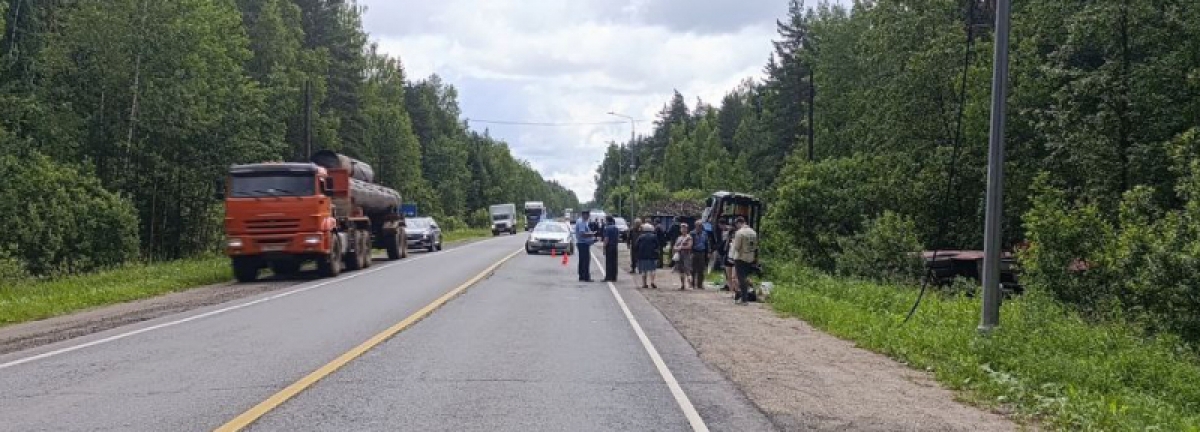 Под Иваново автобус столкнулся с трактором, 11 человек пострадали