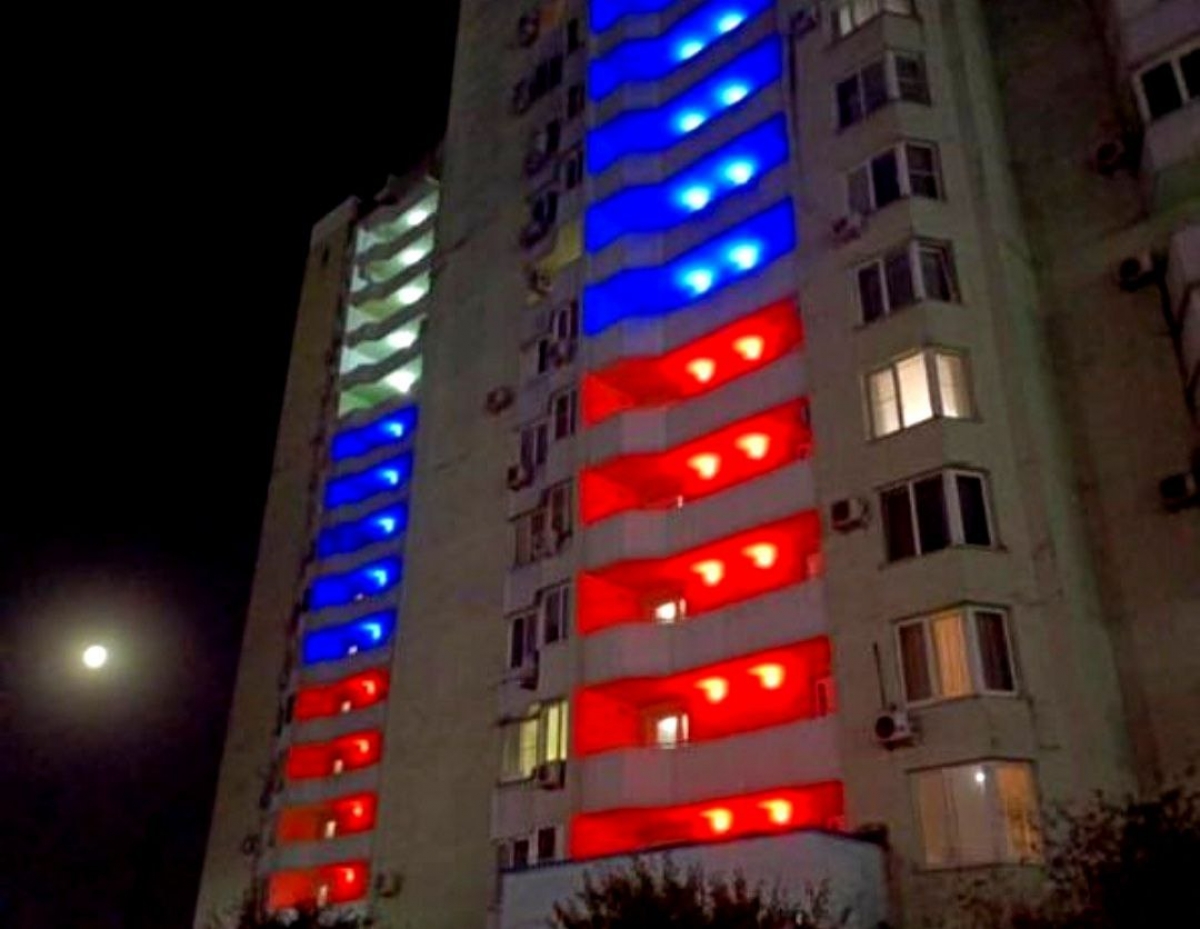 Жители Новороссийска недовольны патриотической подсветкой дома из-за безопасности