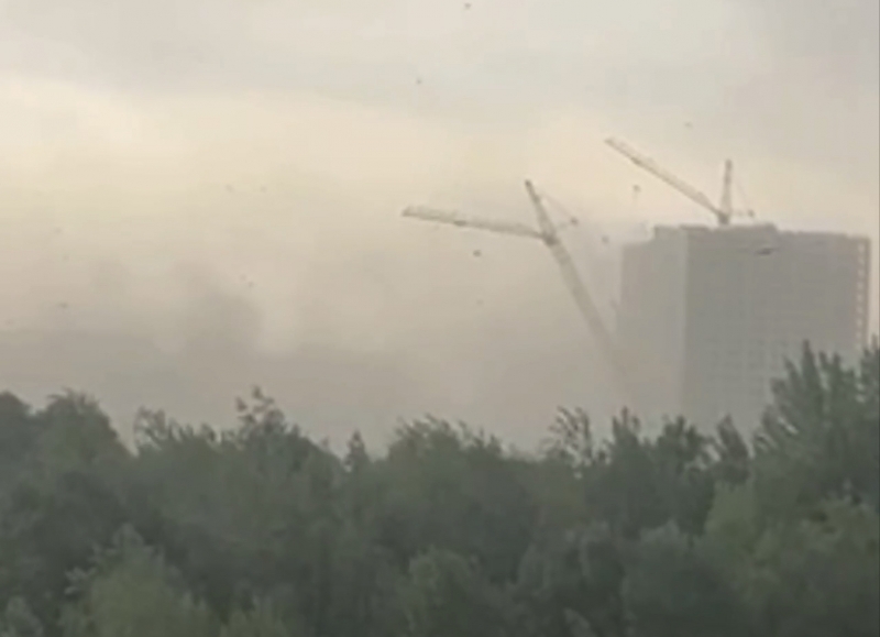 В Санкт-Петербурге шторм валит деревья, рухнул строительный кран