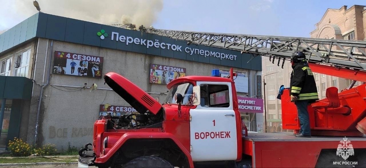В Воронеже горит кровля магазина на 500 кв. м