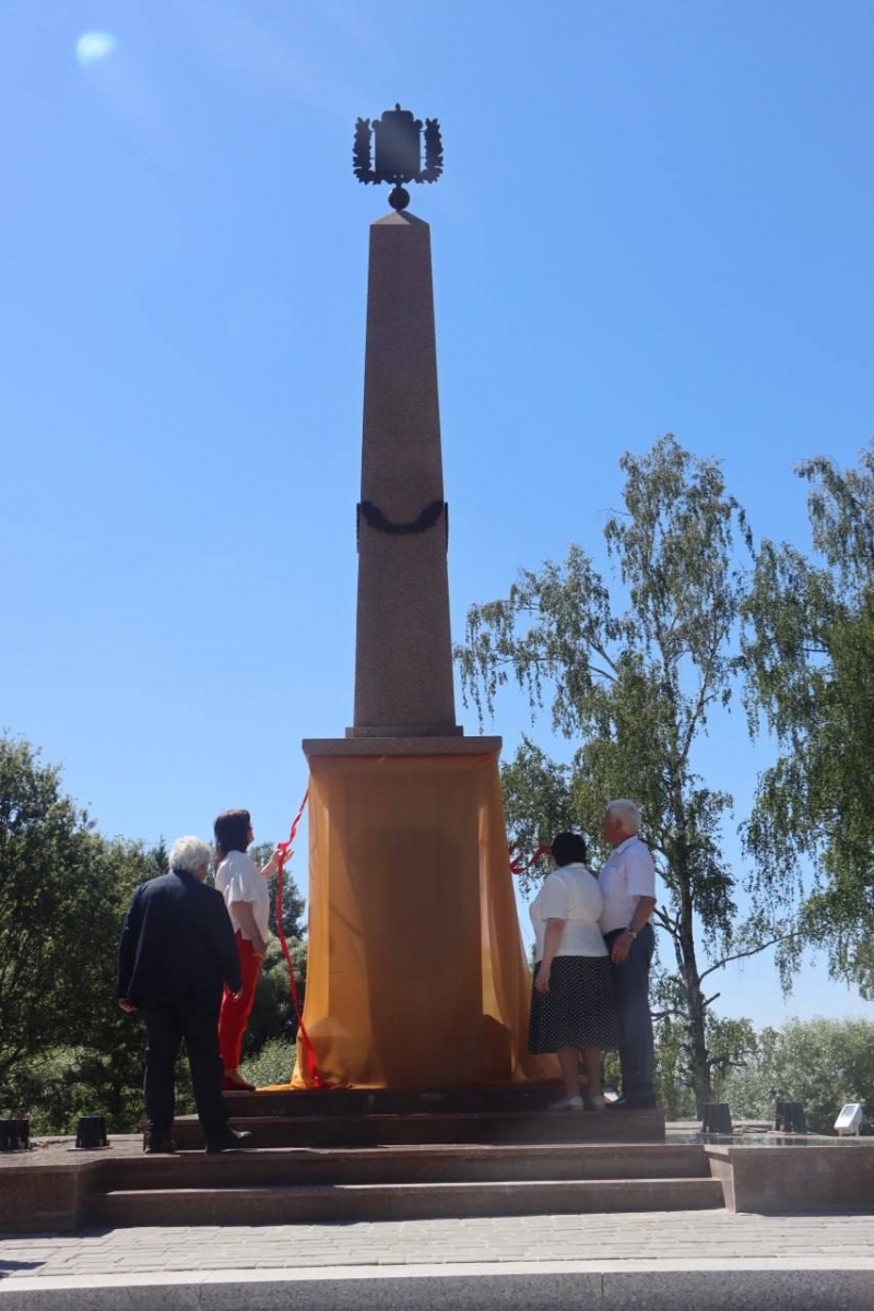 В калужском селе Богдановы Колодези торжественно открыли стелу «Рубеж воинской доблести»
