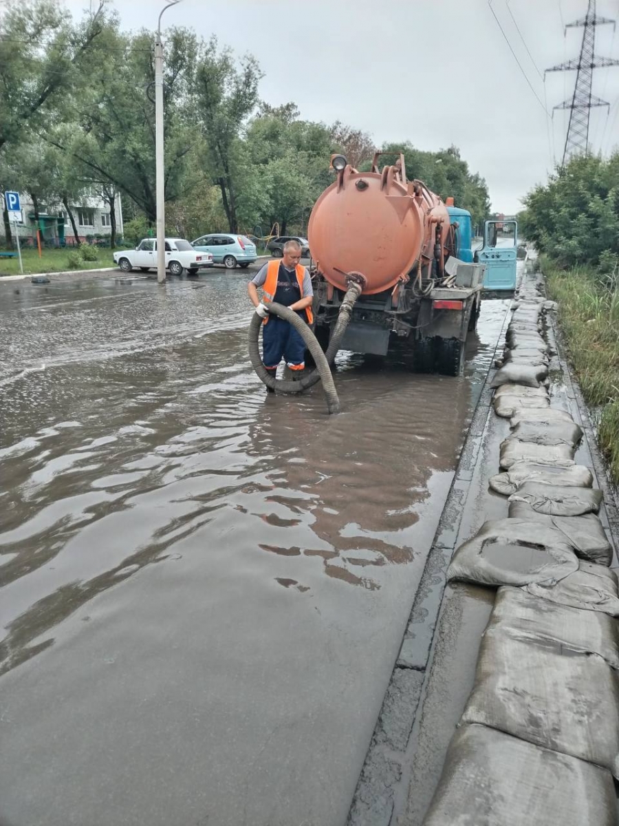 Дожди второй день подряд топят улицы Омска