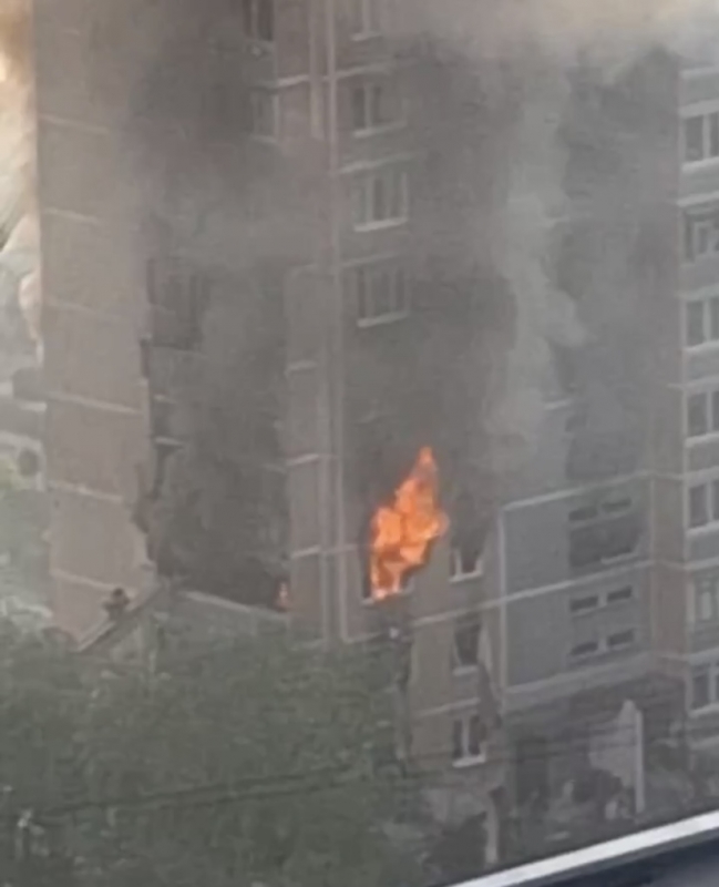 В Ульяновске в многоэтажном доме горят три квартиры