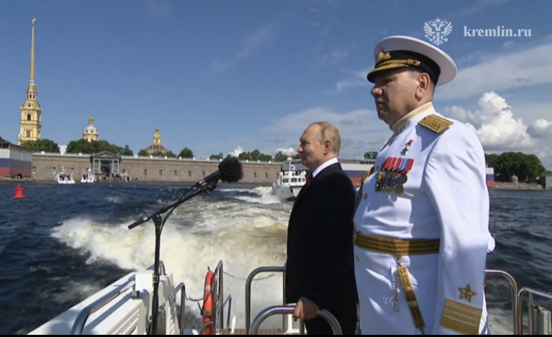 В Санкт-Петербурге проходит главный парад ВМФ России