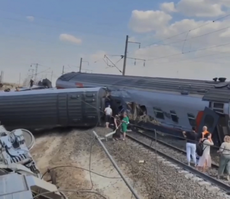 Спасатели деблокируют пострадавших при сходе поезда под Волгоградом